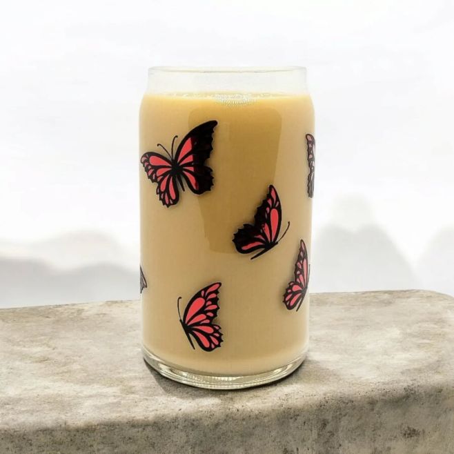 Stylový skleněný hrnek s motivem motýlů, který rozzáří každý nápoj. Perfektní na ledovou kávu s designem, který vynikne v...